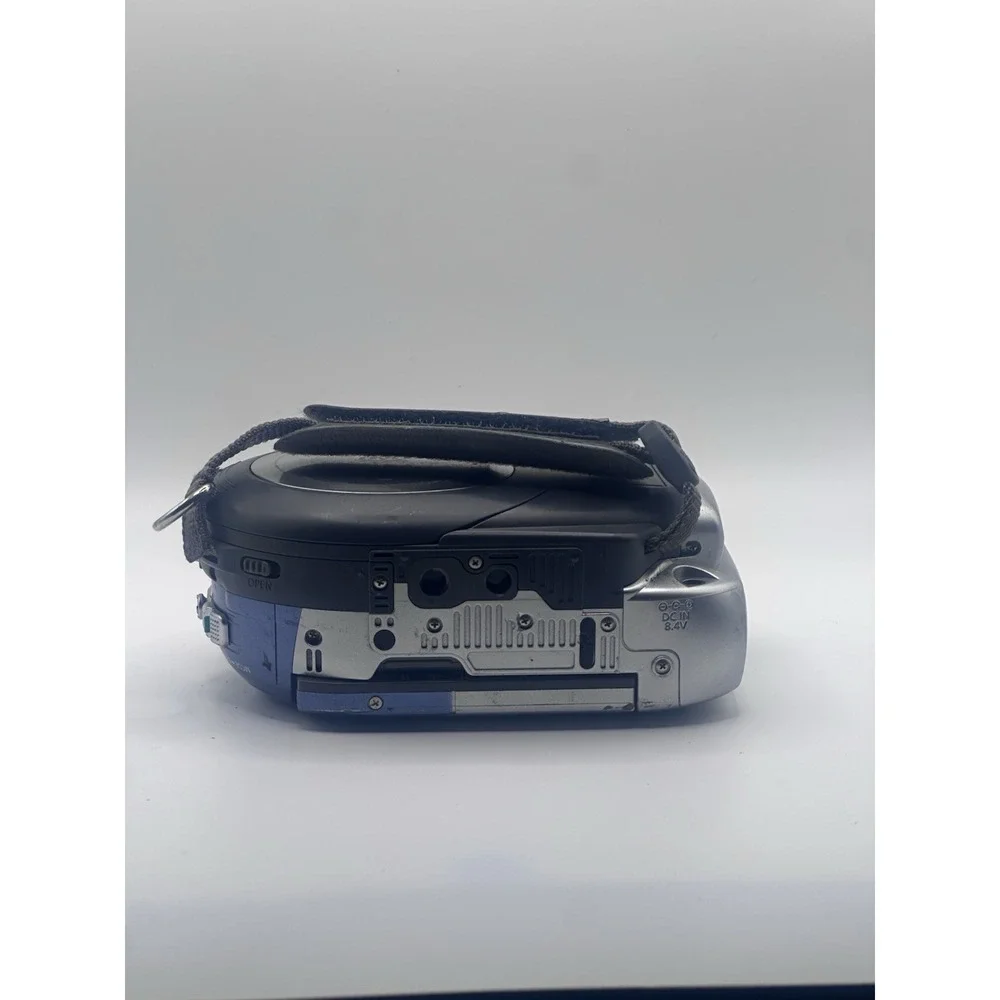 Canon DC210 DVD Camcorder 35x Optical Zoom Silver Blue Untested For Parts/repair